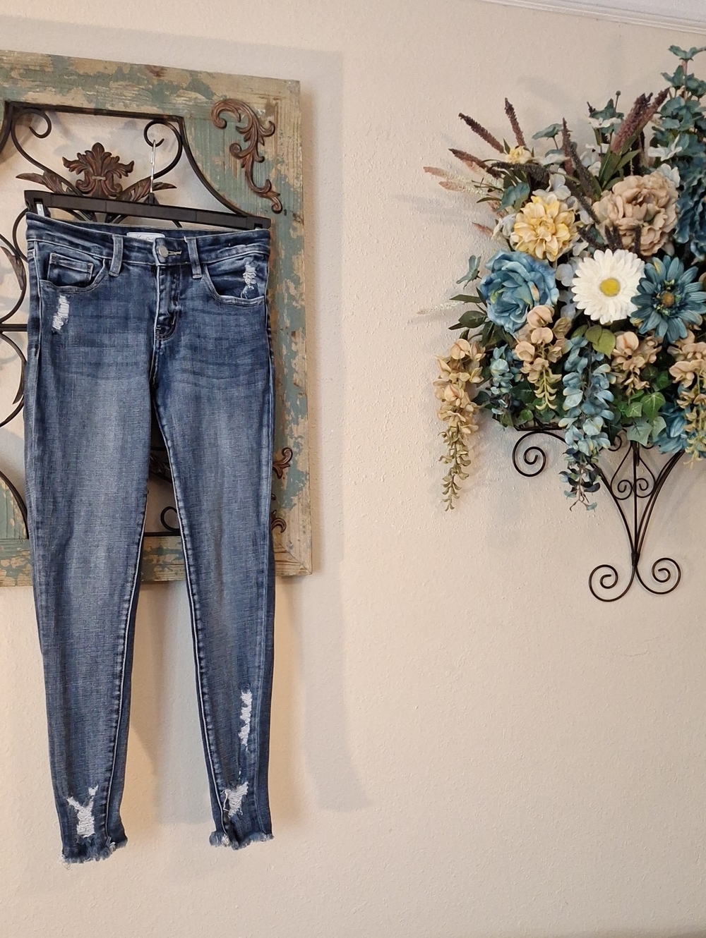 🔥🔥CLEARANCE🔥🔥 KanCan Women's Skinny Distressed Jeans - Blue Wash. Size 25